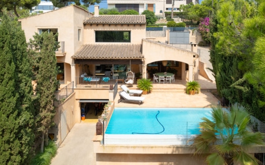 Hermosa villa en Santa Ponsa con piscina privada y jardín en una zona muy tranquila