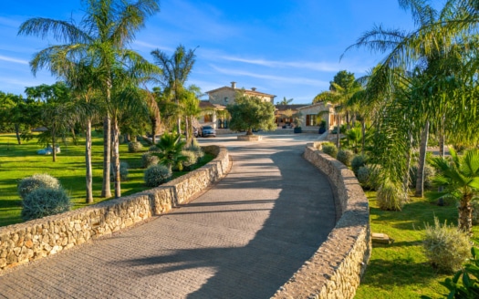 Oasis privado en Mallorca: Finca de lujo con espaciosa propiedad, lago privado y licencia de alquiler vacacional (ETV)