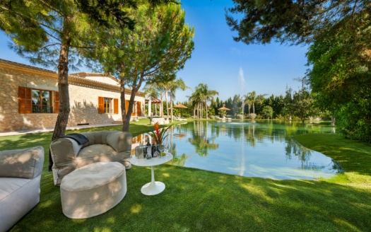 Oasis privado en Mallorca: Finca de lujo con espaciosa propiedad, lago privado y licencia de alquiler vacacional (ETV)