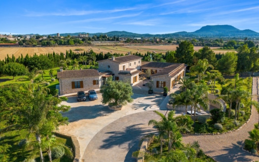 Oasis privado en Mallorca: Finca de lujo con espaciosa propiedad, lago privado y licencia de alquiler vacacional (ETV)