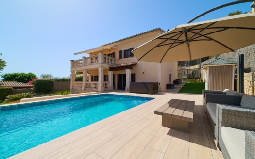 Villa clásica en Calvia con piscina, jardín, parque infantil y vistas al pueblo