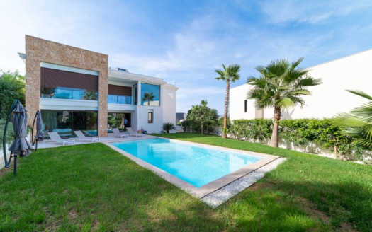 Villa moderna en Santa Ponsa con piscina y vistas al mar en una tranquila calle sin salida