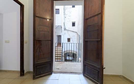 Investment: Historic apartment in Palma's old town for renovation