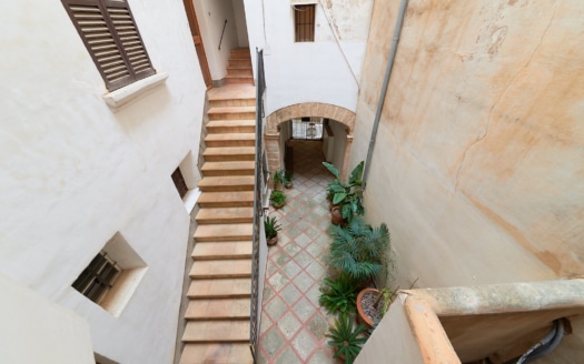 Investment: Historic apartment in Palma's old town for renovation