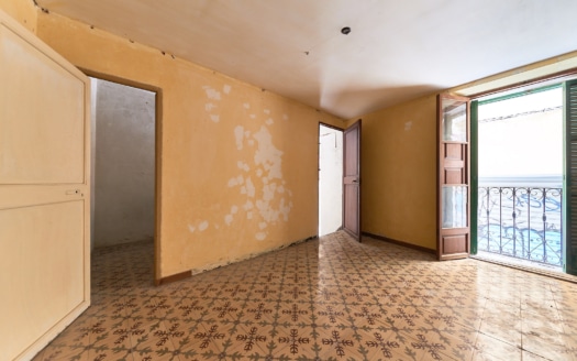 Investment: Historic apartment in the old town of Palma for refurbishment