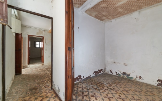 Investment: Historic apartment in the old town of Palma for refurbishment