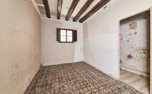 Investment: Historic apartment in the old town of Palma for refurbishment