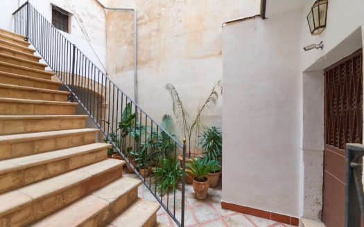 Investment: Historic apartment in the old town of Palma for refurbishment