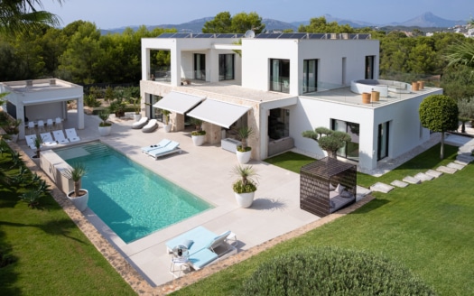 Preciosa villa familiar en Santa Ponsa con gran jardín, piscina y cocina exterior