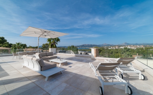 Villa moderna en Santa Ponsa con piscina y vistas al mar en una tranquila calle sin salida