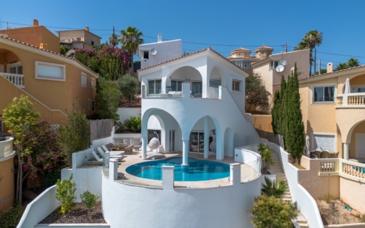 Villa moderna en Santa Ponsa con magníficas vistas al mar sobre la bahía de Santa Ponsa