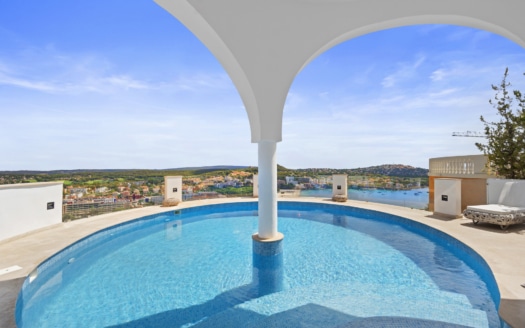 Villa moderna en Santa Ponsa con magníficas vistas al mar sobre la bahía de Santa Ponsa