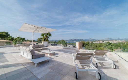 Moderne Villa in Santa Ponsa mit Pool und Meerblick in ruhiger Sackgassenlage