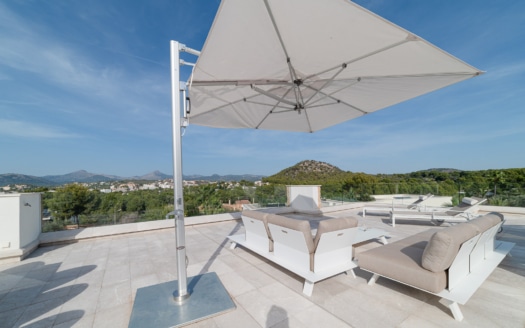 Villa moderna en Santa Ponsa con piscina y vistas al mar en una tranquila calle sin salida