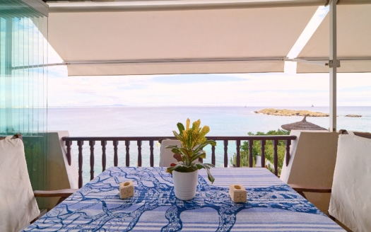 Piso en primera línea de mar en Illetas con acceso al mar