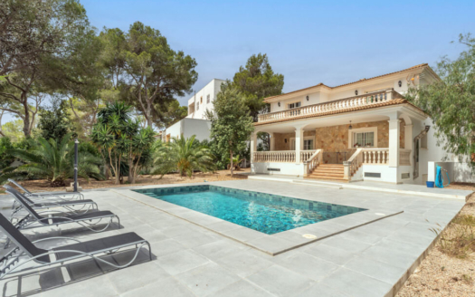 Villa mediterránea en Santa Ponsa con piscina y jardín en una zona tranquila