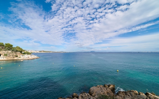 Piso en primera línea de mar en Illetas con acceso al mar