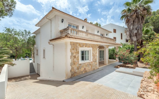 Mediterranean villa in Santa Ponsa with pool and garden in a quiet location