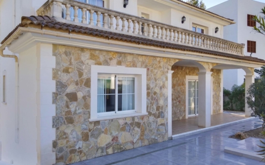 Villa mediterránea en Santa Ponsa con piscina y jardín en una zona tranquila