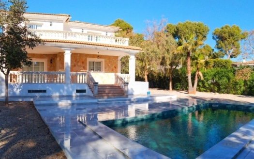 Villa mediterránea en Santa Ponsa con piscina y jardín en una zona tranquila