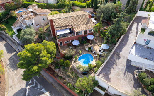 Villa en Santa Ponsa con mucho potencial en una ubicación privilegiada con fantásticas vistas a la montaña