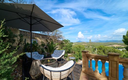 Villa en Santa Ponsa con mucho potencial en una ubicación privilegiada con fantásticas vistas a la montaña