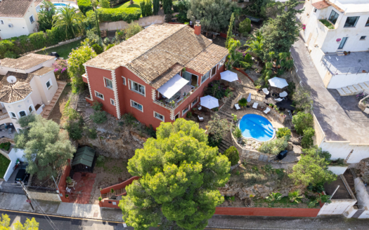 Villa in Santa Ponsa with lots of potential in a prime location with fantastic mountain views