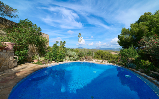 Villa in Santa Ponsa with lots of potential in a prime location with fantastic mountain views