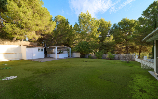 Chalet luminoso en Costa de la Calma con piscina y jardín - ¡mucho potencial!