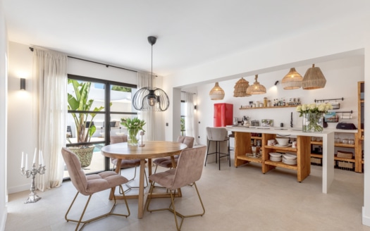 Elegante Villa im Strandhaus-Stil mit Meerblick in Sol de Mallorca