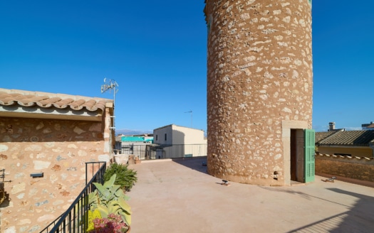 Lovingly renovated mill in Costitx from the 18th century after complete refurbishment
