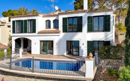 Villa in Camp de Mar mit Pool und Meerblick inkl. Projekt zur Modernisierung