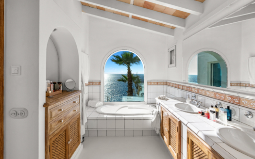 Lujosa villa en primera línea de mar en ubicación de ensueño de La Mola - Port d'Andratx