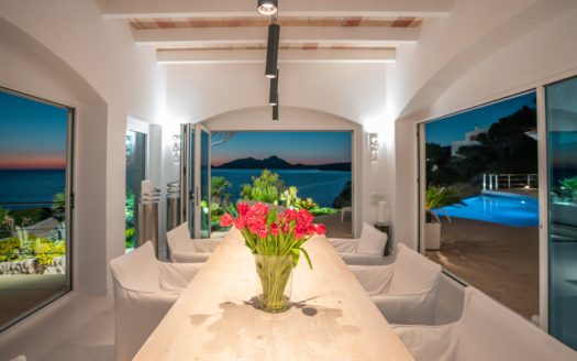 Lujosa villa en primera línea de mar en ubicación de ensueño de La Mola - Port d'Andratx