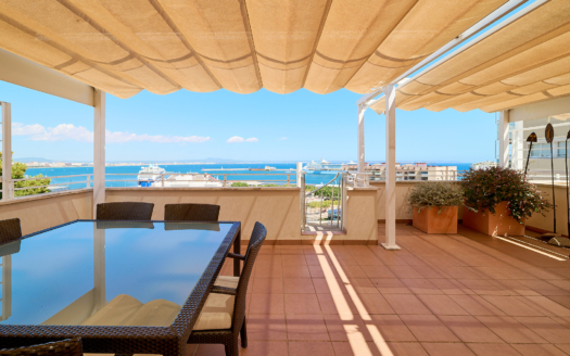 Ático en Palma con vistas al mar y al puerto y una fantástica terraza de 360° en la azotea