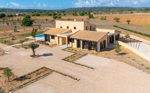 Exklusive Neubau-Finca in Santa Maria del Camí mit Pool und viel Charme
