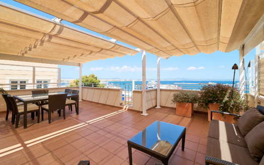 Ático en Palma con vistas al mar y al puerto y una fantástica terraza de 360° en la azotea
