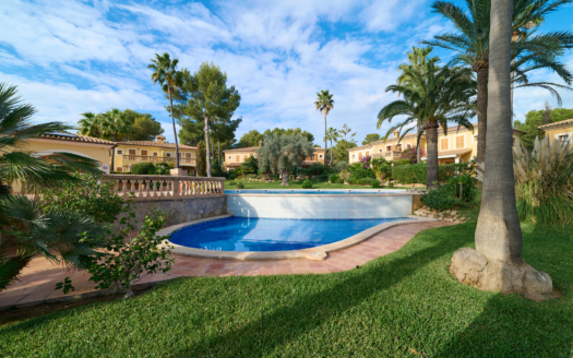 Charmantes Chalet in Anlage in Santa Ponsa mit Garten und schöner Poolanlage