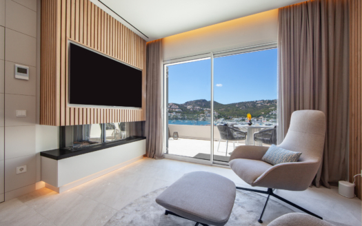 Relájate en esta elegante sala con vistas impresionantes al mar.