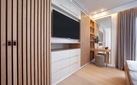 Un diseño interior elegante y acogedor con madera clara que resalta la modernidad y funcionalidad del espacio.